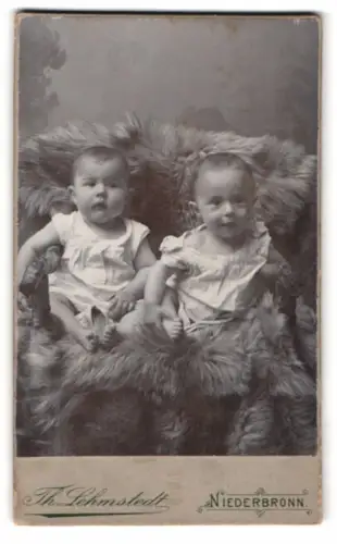 Fotografie Th. Lehmstedt, Niederbronn, Avenue Herrenberg, Zwei Kleinkinder auf Pelzdecke