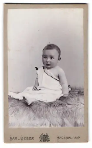 Fotografie Karl Weber, Hagenau, Kleinkind in Tuch gehüllt