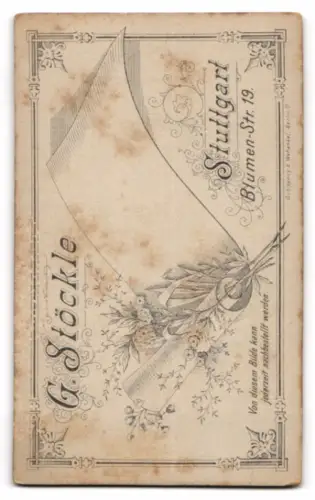 Fotografie G. Stöckle, Stuttgart, Blumen-Str. 19, Kind auf Fell sitzend