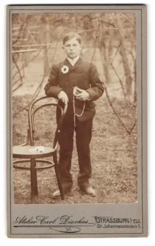 Fotografie Carl Dierkes, Strassburg, St. Johannnesstaden 1, Junge mit Blume und Stuhl