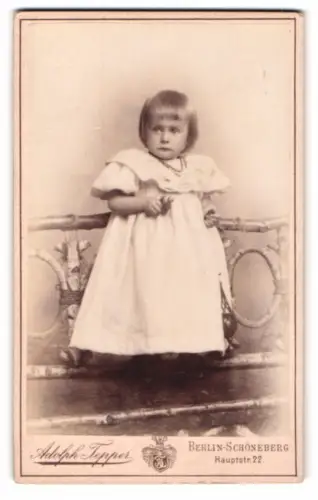 Fotografie Adolph Tepper, Berlin-Schöneberg, Hauptstr. 22, Kind im weissen Kleid