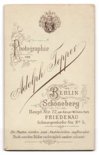 Fotografie Adolph Tepper, Berlin-Schöneberg, Hauptstr. 22, Kind im weissen Kleid