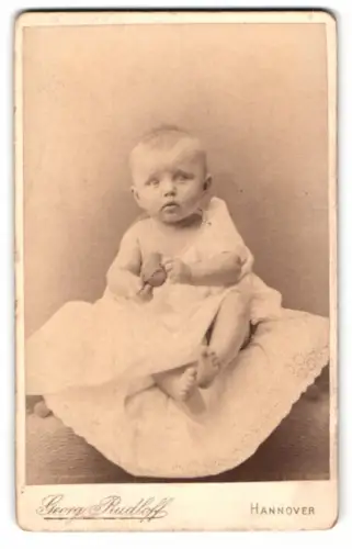 Fotografie Georg Rudloff, Hannover, Kind in weissem Tuch