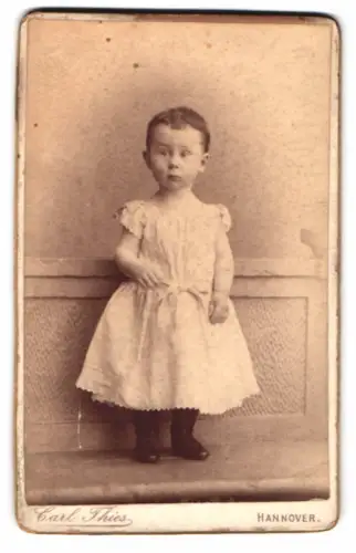 Fotografie Carl Thies, Hannover, Höltystrasse 13, Porträt eines Kleinkindes