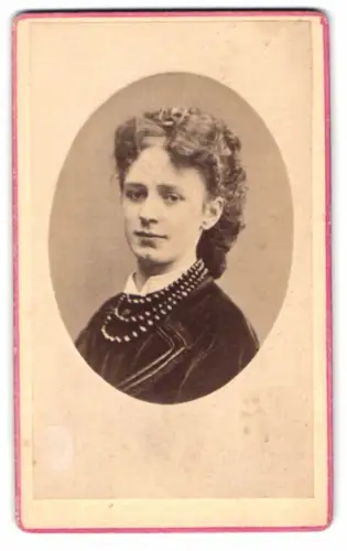 Fotografie F. Halm, Constanz, Augustiner-Str. 590, Porträt einer Frau mit Perlenschmuck