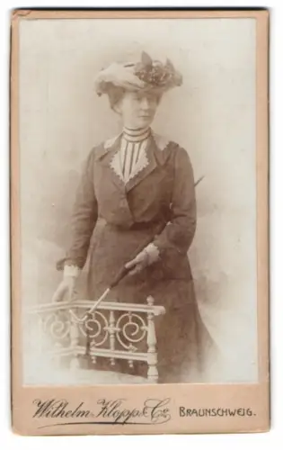 Fotografie Wilhelm Klopp & Co, Braunschweig, Friedrich Wilhelmstr. 37, Frau mit elegantem Hut