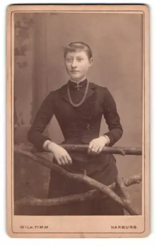 Fotografie Wilh. Timm, Harburg, Lindenstr. 18, Junge Dame in elegantem Kleid
