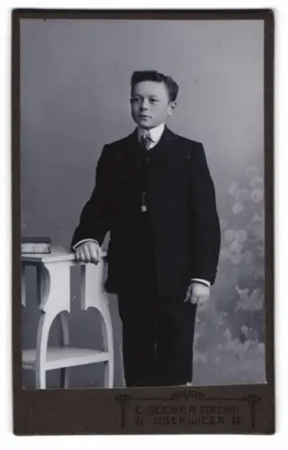 Fotografie C. Seeber Nachf., Oberwiesa, Junge in feierlichem Anzug