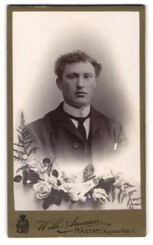 Fotografie Wilhelm Amann, Rastatt, Augusta-Platz 1, Porträt eines jungen Mannes mit Blumen