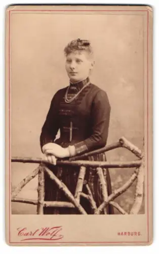 Fotografie Carl Wolf, Harburg, Kriegerdenkmal, Dame in elegantem Kleid