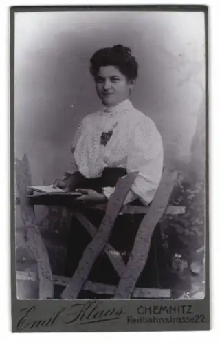 Fotografie Emil Klaus, Chemnitz, Reitbahnstrasse 22, Dame mit Notizbuch