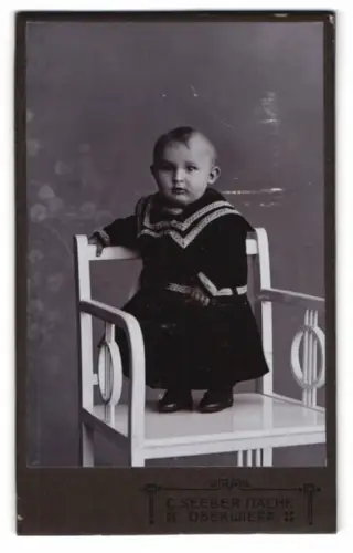 Fotografie C. Seeber Nachf., Oberwiesa, Kind auf Stuhl