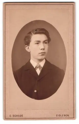 Fotografie C. Schade, Eisleben, Bahnhofstrasse, Porträt eines jungen Mannes
