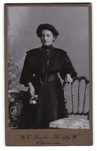 Fotografie T. Secher Nachflg., Oberwiesa, Elegante Dame mit Blumenstrauss