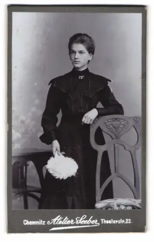 Fotografie Atelier Seeber, Chemnitz, Theaterstr. 22, Porträt einer Dame mit Fächer