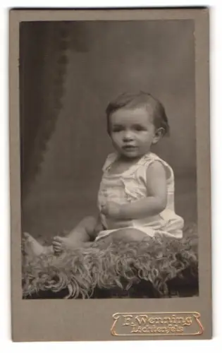 Fotografie F. Wenning, Lichtenfels, Kleinkind auf Decke