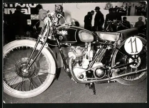 Fotografie Motorrad Rudge, Rennmotorrad Startnummer 11 am Messestand