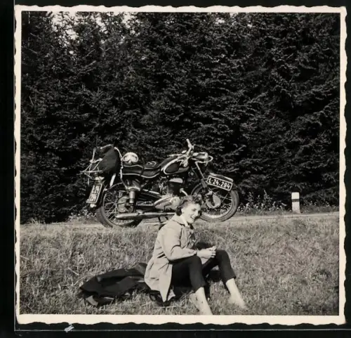 Fotografie Motorrad Puch, hübsche junge Frau neben Krad mit Kennzeichen Österreich