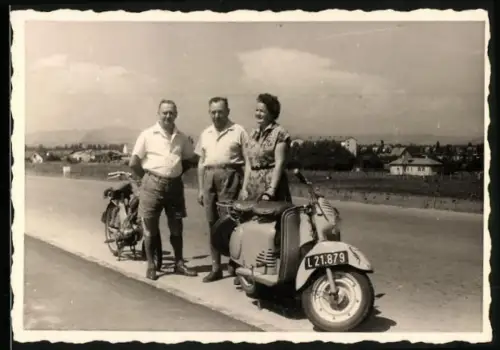 Fotografie Motorrad Puch, Frührentner mit Motorroller Kennzeichen Österreich