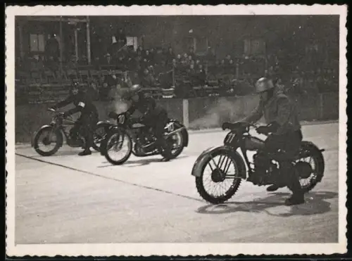 Fotografie Ice Speedway, Renn-Motorräder mit Spike-Reifen kurz vor dem Start