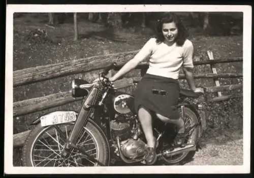 Fotografie Motorrad Puch, hüsche junge Brünette sitzt auf Krad mit Kennzeichen Österreich
