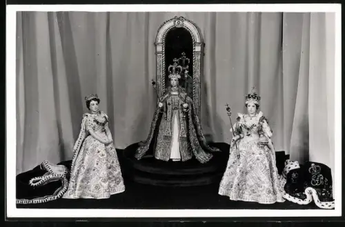 Fotografie Königin Elisabeth II. von England, Portrait Figures made by Elisabeth Dicey Williams, Arundel Castlle Sussex