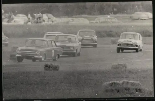 Fotografie Ansicht Langenlebarn, Flugplatzrennen Tulln-Langenlebarn, Auto Tourenwagen Ford Cortina, BMW & Mini