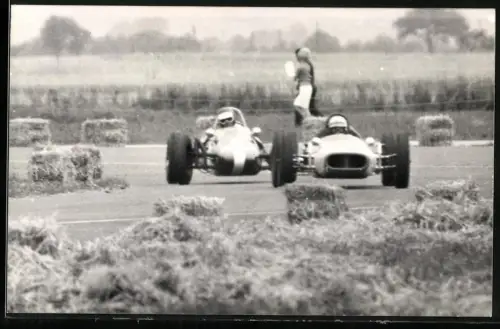 Fotografie Ansicht Langenlebarn, Flugplatzrennen Tulln-Langenlebarn, Auto Formel-Rennwagen im Positionskampf