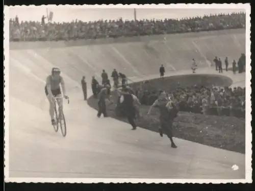Fotografie Fahrrad-Rennen, Steherrennen in einem Velodrom mit Steilkurven