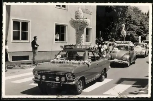 Fotografie Auto Opel & Volkswagen VW Käfer als Festwagen bei einer Parade in Österreich