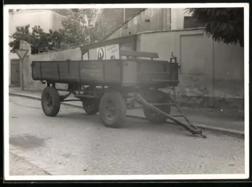 Fotografie Kutsch- und Lastwagengliederzug-Anhänger mit Aufschrift Dominikanerhof