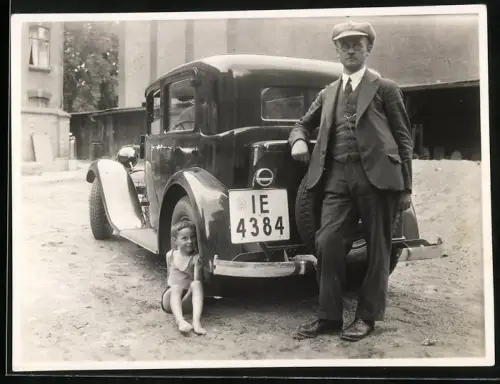 Fotografie Auto Limousine mit Kennzeichen Provinz Brandenburg, Knabe sitzt am Hinterrad
