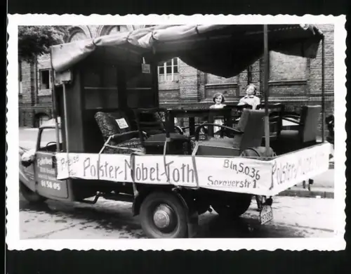 Fotografie Kleinlaster Goliath - Dreirad, Pritsche Fuhrunternehmen Polster-Möbel-Toth, Berlin-Kreuzberg Sorauerstrasse 1
