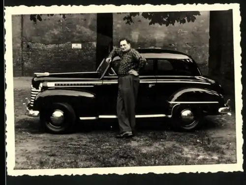 Fotografie Auto Opel, stolzer Halter lehnt am PKW