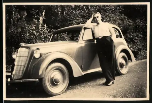 Fotografie Auto Opel, Fahrer lehnt am PKW bei Plettenberg 1936