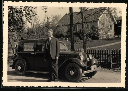 Fotografie Auto Mercedes Benz 170, stolzer Fahrer nebst Limousine, Kennzeichen Düsseldorf