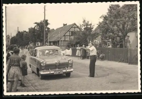 Fotografie Auto Ford Taunus Weltkugel, PKW mit Wäscheleine im Innenraum