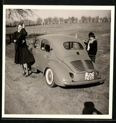 Fotografie Auto Renault, Mädchen und Knabe am PKW mit Kennzeichen Ratzeburg