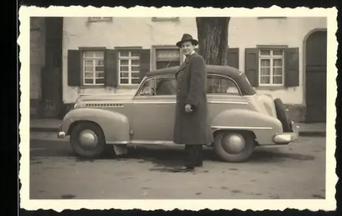 Fotografie Auto Opel, eleganter Fahrer nebst Cabriolet