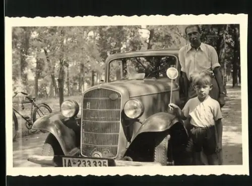 Fotografie Auto Opel P4, Knabe neben PKW mit Kennzeichen Berlin