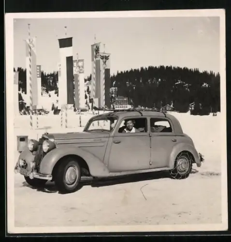 Fotografie Auto Mercedes Benz 170, Frau am Steuer des PKW's mit Schneeketten