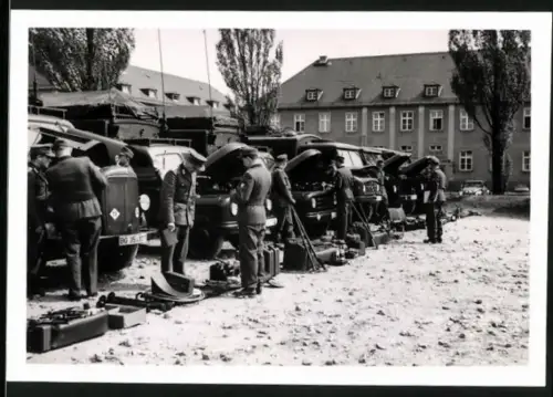 Fotografie Eckart, Hof, Bundesgrenzschutz, Lastwagen Mercedes Benz Unimog & Besatzung beim Appell