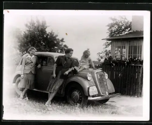 Fotografie Auto Opel Olympia, Mädchen sitzt auf Motorhaube des Kfz mit Kennzeichen Berlin
