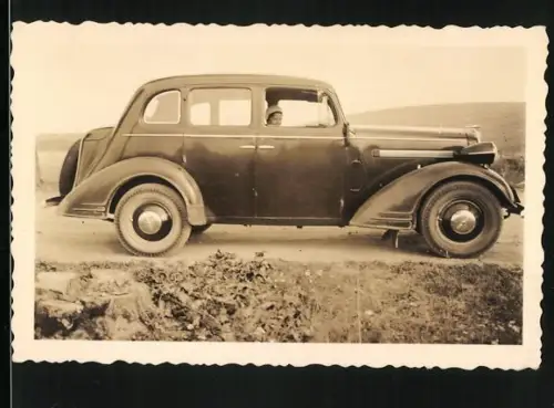 Fotografie Auto Opel Super 6, Mädchen sitzt am Steuer der Limousine