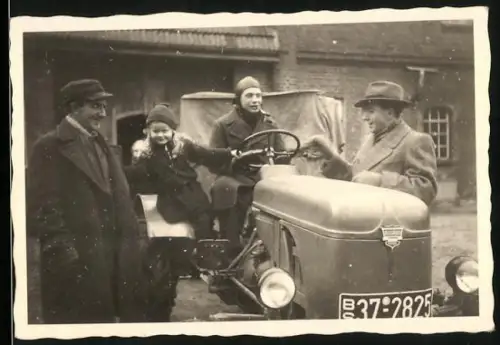 Fotografie Traktor Allgaier Diesel, Bursche mit Haube & Mädchen auf Schlepper sitzend