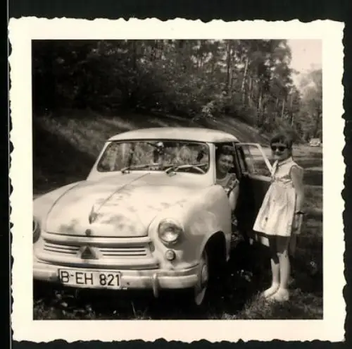 Fotografie Auto Lloyd, Mädchen am PKW mit Kennzeichen Berlin
