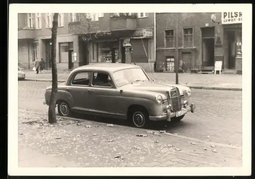 Fotografie Auto Mercedes Benz 180, Limousine mit Kennzeichen Berlin