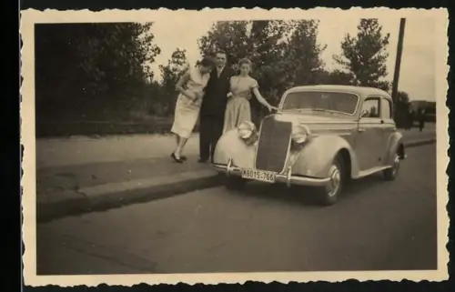 Fotografie Grommel, Leipzig, Auto Mercedes Benz, hübsche Frauen nebst Limousine Kennzeichen Berlin