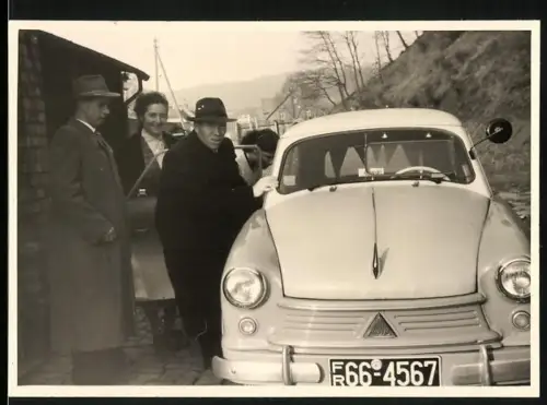 Fotografie Auto Lloyd, Familie steigt in PKW ein