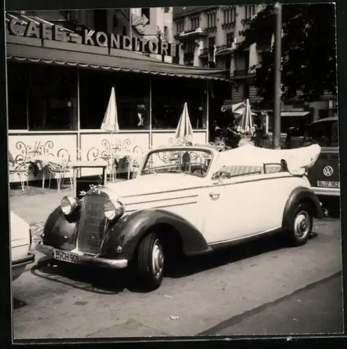 Fotografie Auto Mercedes Benz Cabrio, Luxus Cabriolet & Volkswagen VW Bulli T2 vor einer Konditorei